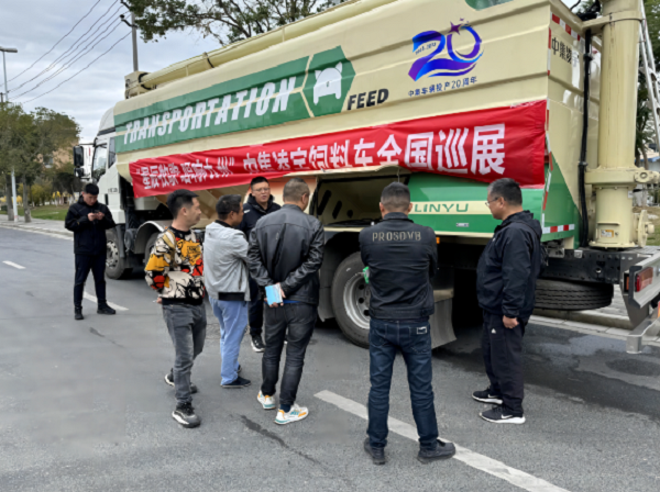 散裝飼料運(yùn)輸車