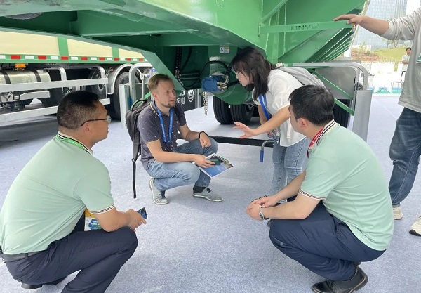 散裝雛禽飼料運(yùn)輸半掛車(chē)